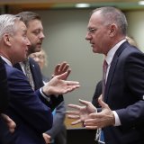 Le ministre autrichien de l'intérieur Gerhard Karner (à droite) a mis son veto à l'entrée de la Roumanie et de la Bulgarie dans l'espace Schengen. De quoi fâcher son collègue roumain Lucian Bode (à gauche).